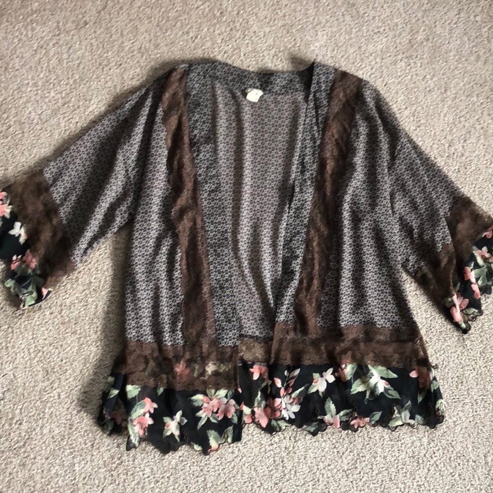 Floral lace kimono